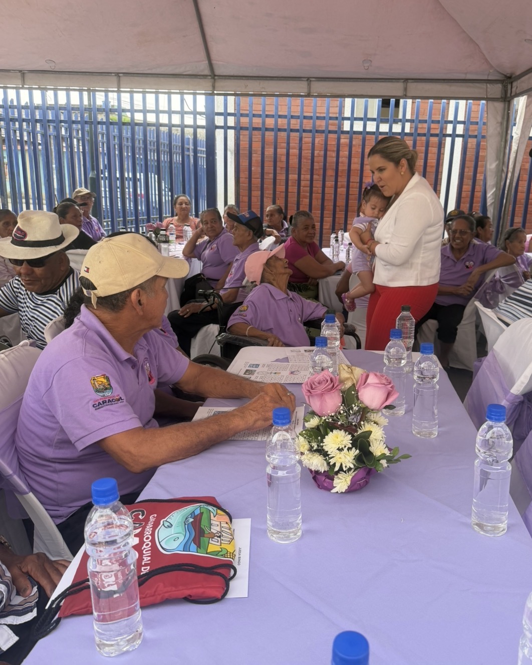 Fundación Manuelita Cozzarelli entrega pañales a adulta mayor en situación de vulnerabilidad en Caracol