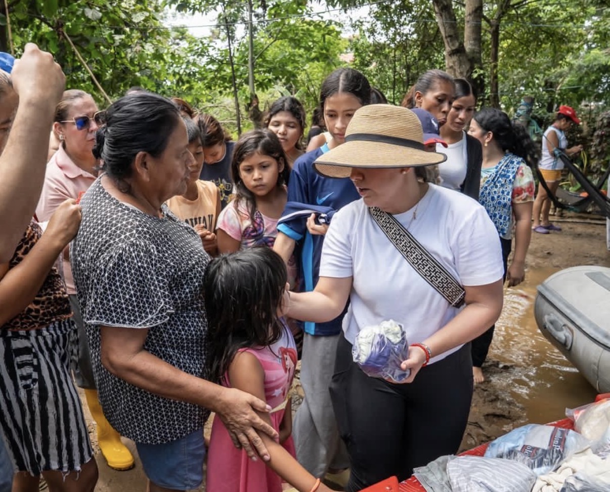 Fundación Manuelita Cozzarelli entrega ayuda humanitaria a mujeres afectadas por las inundaciones en el sector Victoria del Pueblo