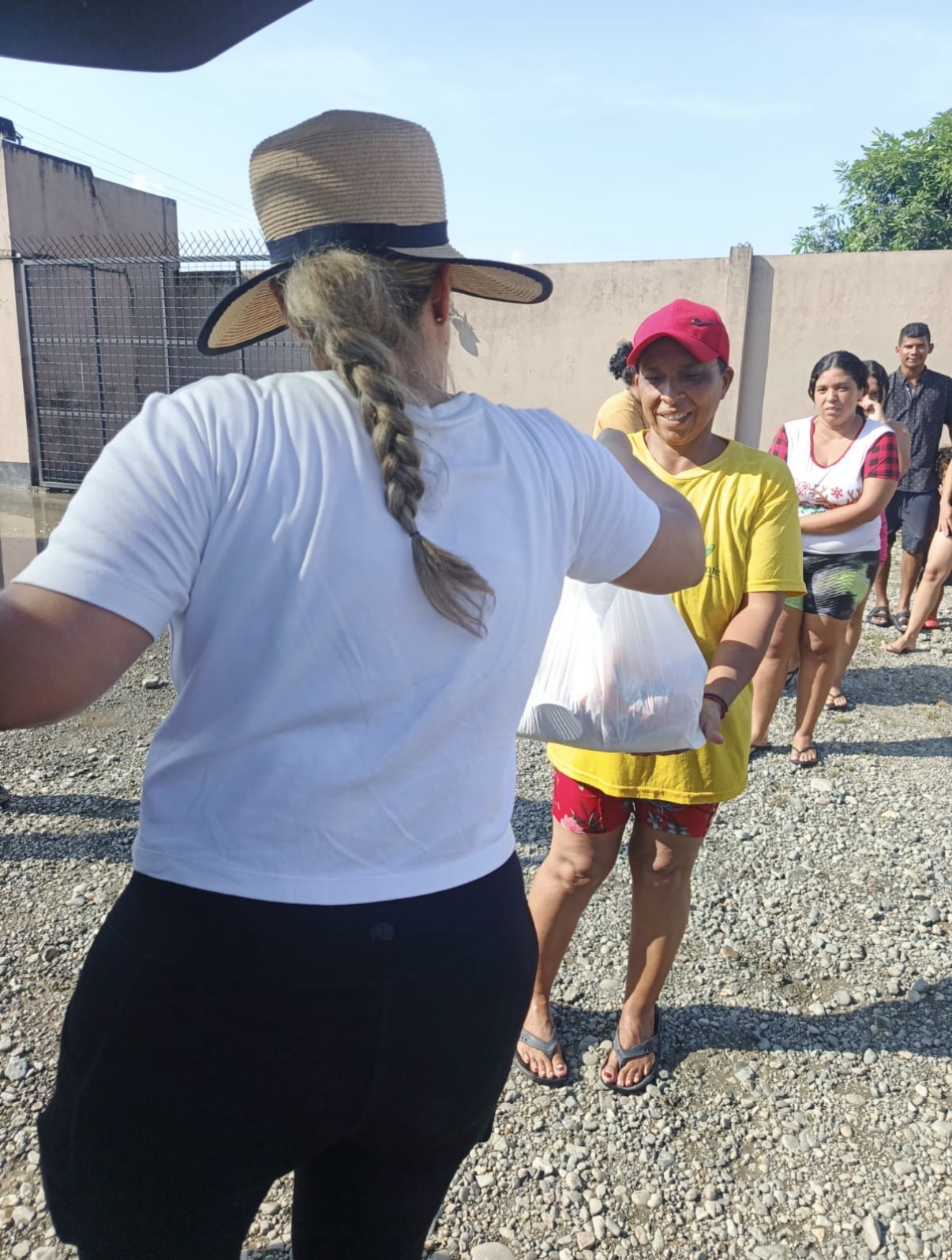 Fundación Manuelita Cozzarelli brinda ayuda humanitaria a madres afectadas por las inundaciones en La Chorrera