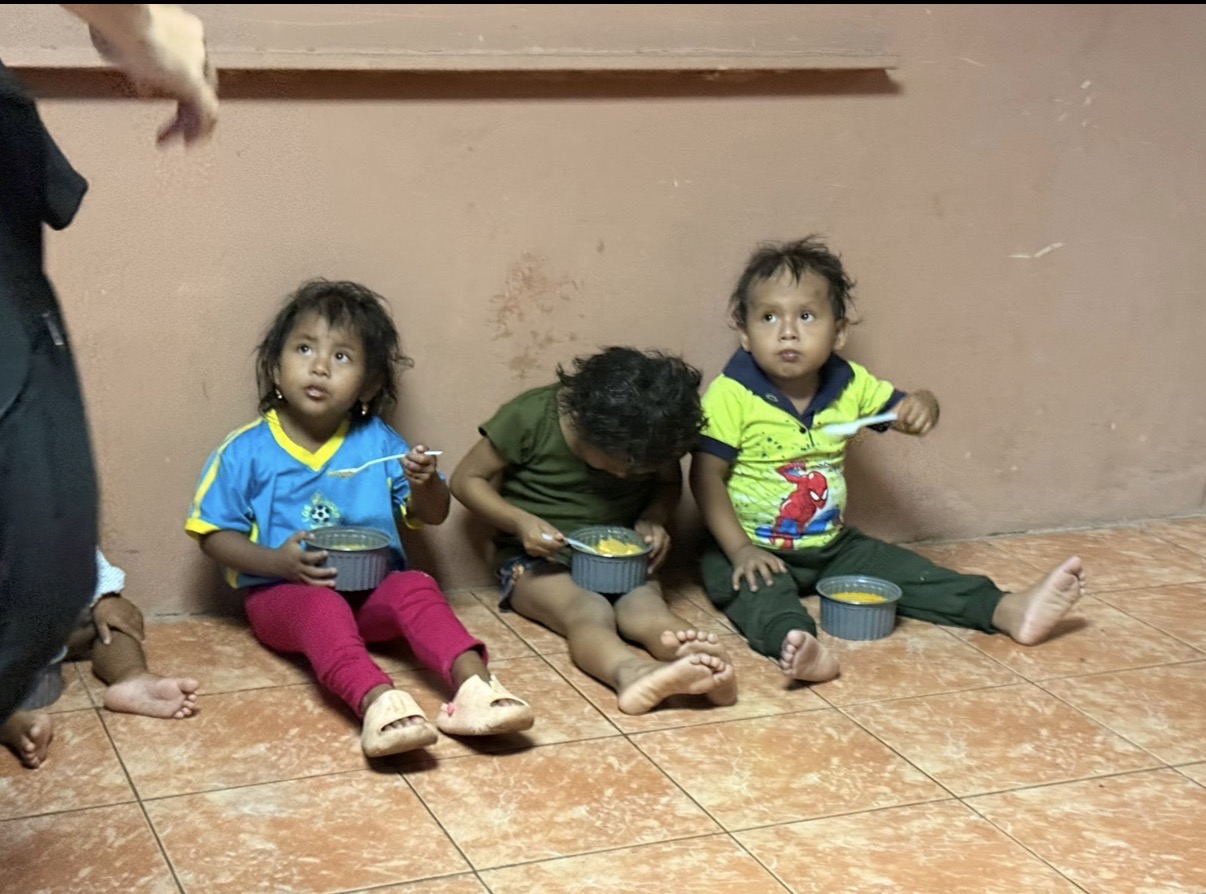 Fundación Manuelita Cozzarelli brinda ayuda humanitaria a familia de la comunidad Shuar afectada por las inundaciones en Babahoyo