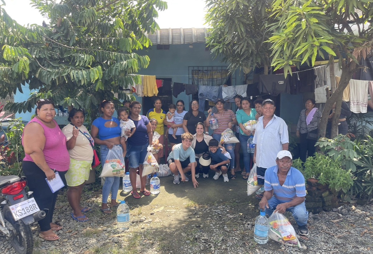 La solidaridad llegó a Puertas Negras: Fundación Manuelita Cozzarelli entrega ayuda humanitaria a madres afectadas por las inundaciones