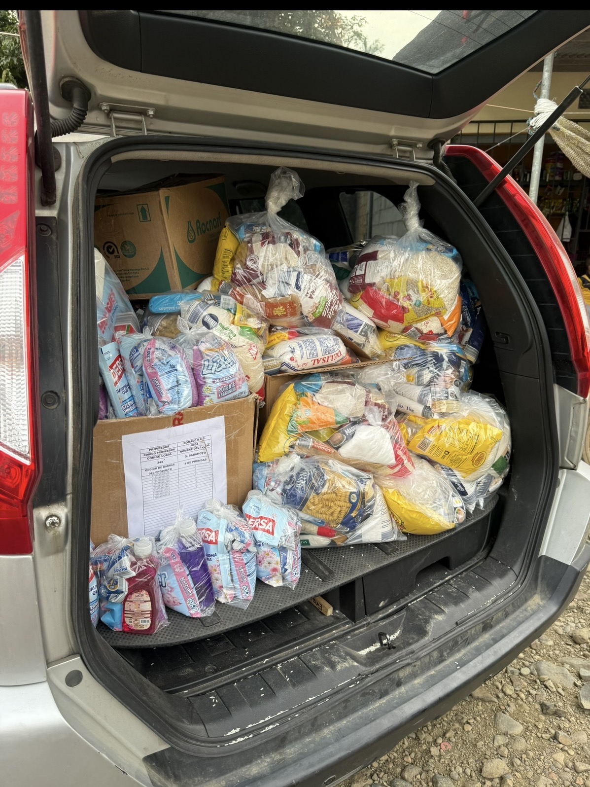 Fundación Manuelita Cozzarelli entrega ayuda humanitaria, kits de limpieza y medicamentos a familias del sector La Quintana