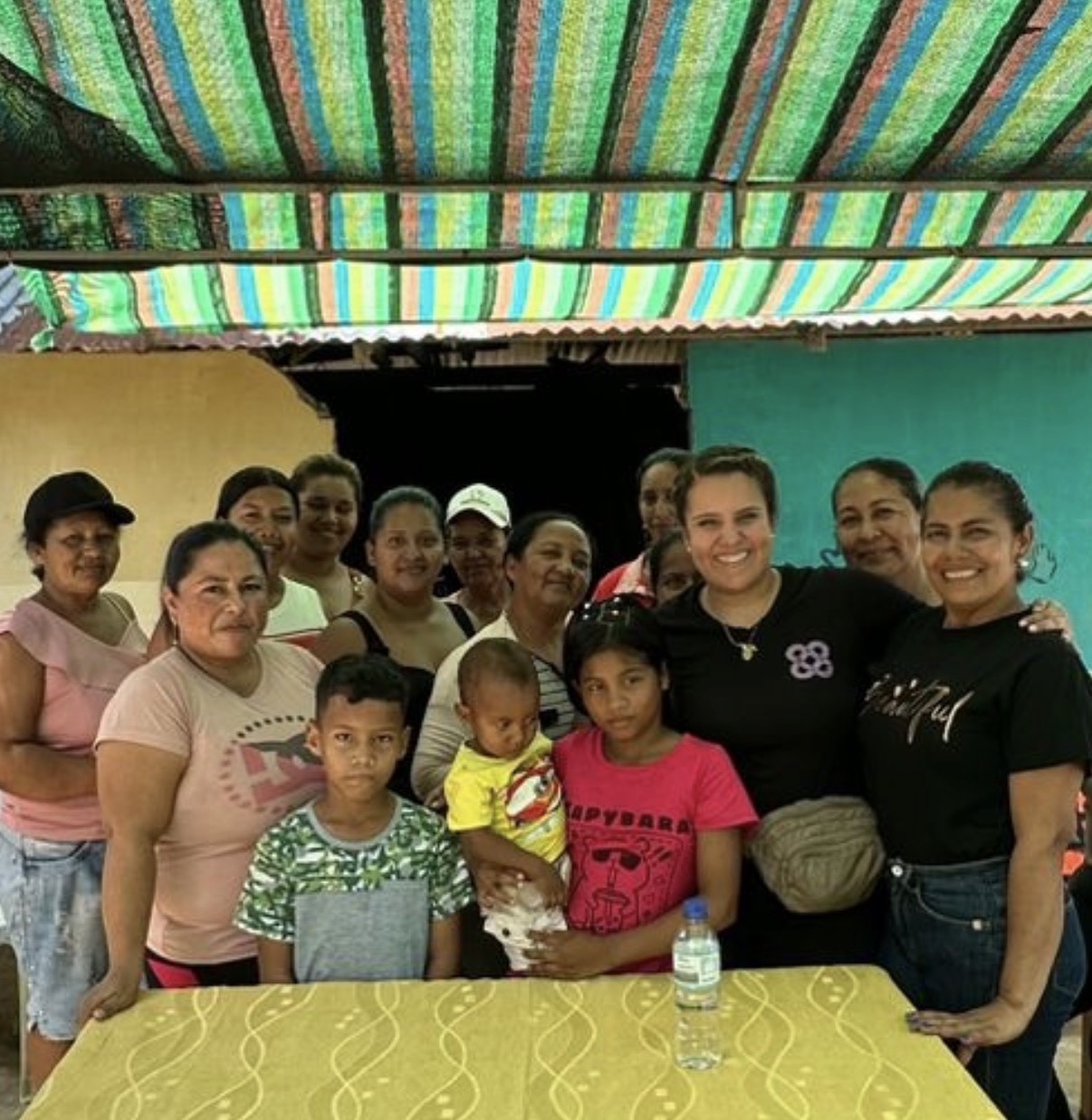 La solidaridad llegó por el río: Fundación Manuelita Cozzarelli brinda ayuda humanitaria a la comunidad de Monte Piña
